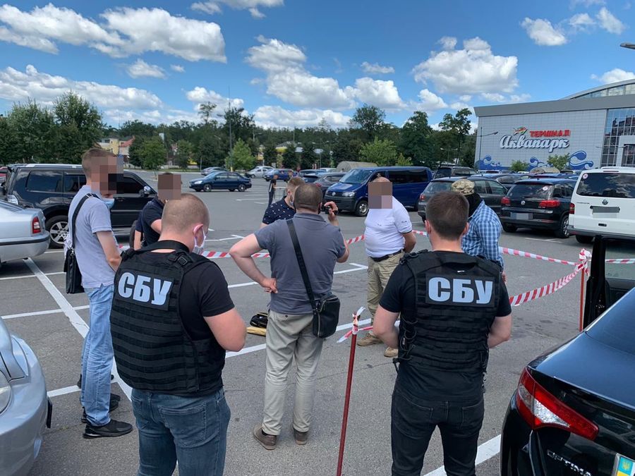 Цукерки з держтаємницею: офіцер СБУ передавав секретну інформацію у солодощах – фото
