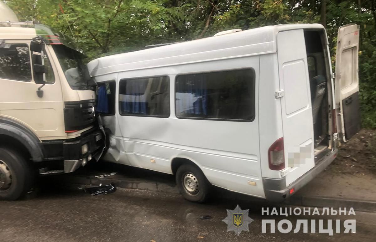 У Дніпрі вантажівка протаранила маршрутку: є постраждалі У Дніпрі вантажівка протаранила маршрутку: є постраждалі