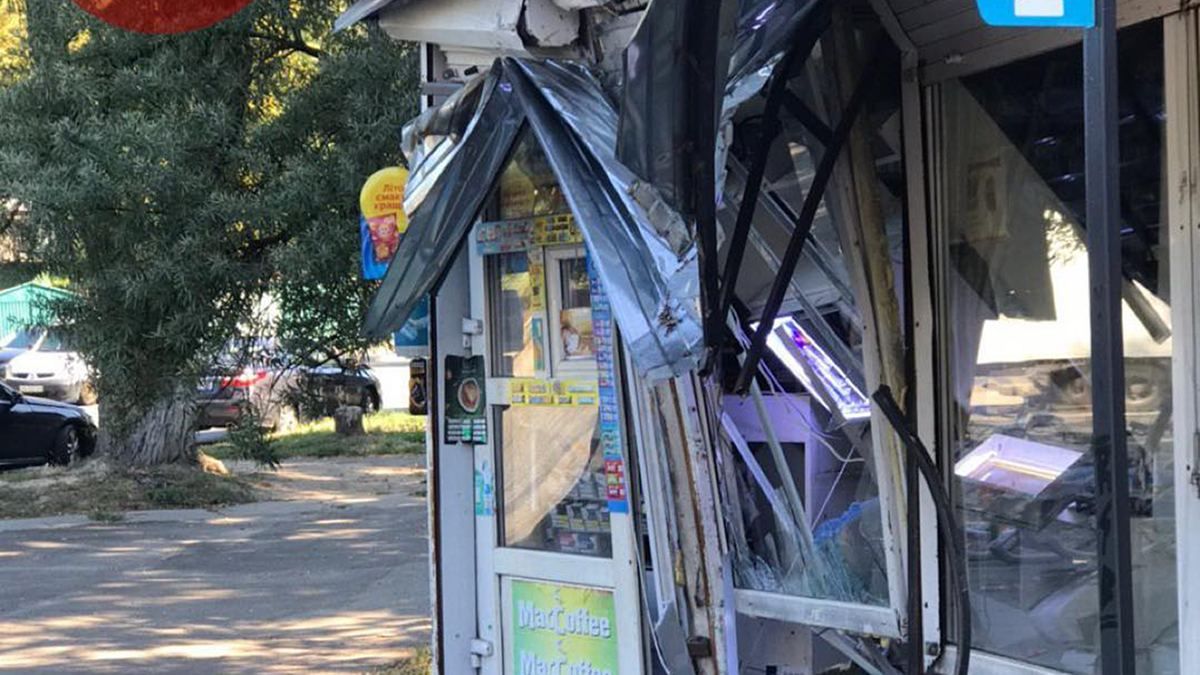 Водій задрімав: у Києві маршрутка врізалась у павільйон – фото Водій задрімав: у Києві маршрутка врізалась у павільйон – фото