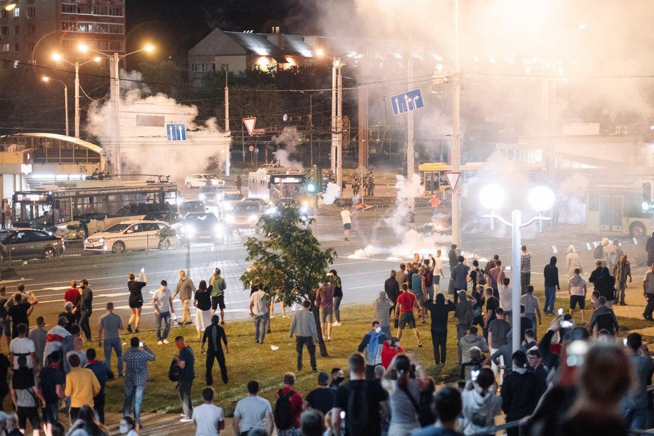 Власти Беларуси признались: за второй день протестов задержали две тысячи человек