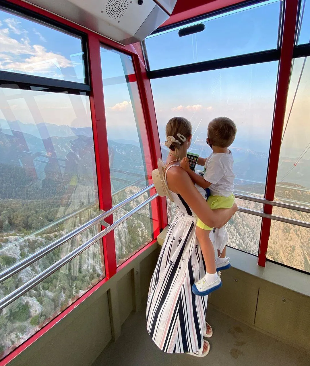 Катя Осадча з сином на руках Катя Осадча з сином на руках