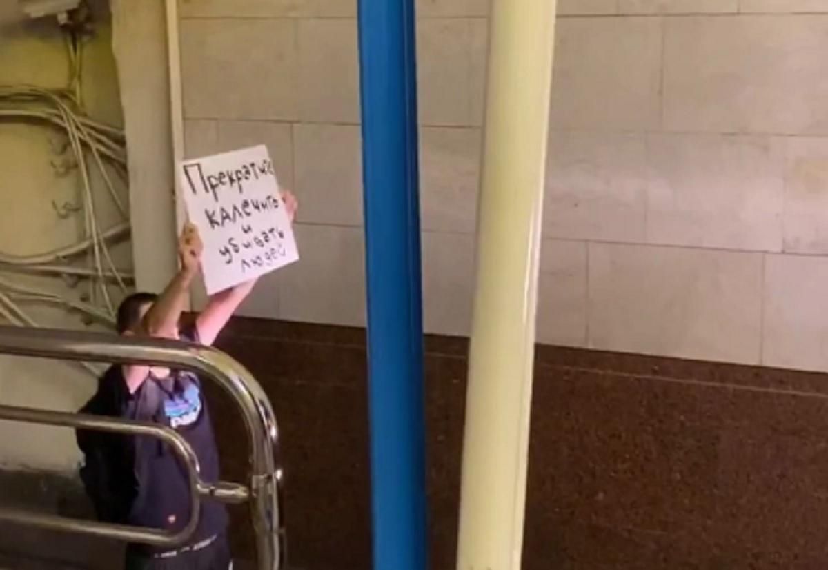В минском метро мужчина встал на рельсы: что требовал и чем все закончилось – видео