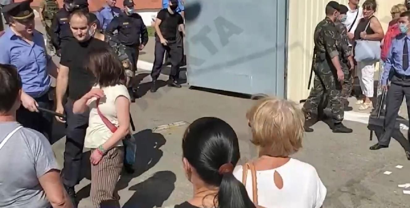 Біля СІЗО в Мінську люди просили списки затриманих: силовики втекли – відео