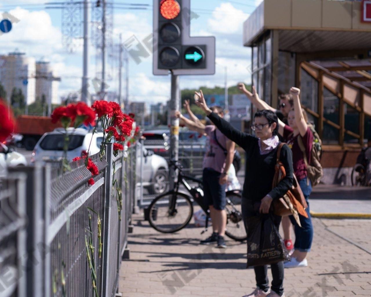 ОМОН розганяє людей, які несуть квіти на місце загиблого мітингаря у Мінську ОМОН розганяє людей, які несуть квіти на місце загиблого мітингаря у Мінську