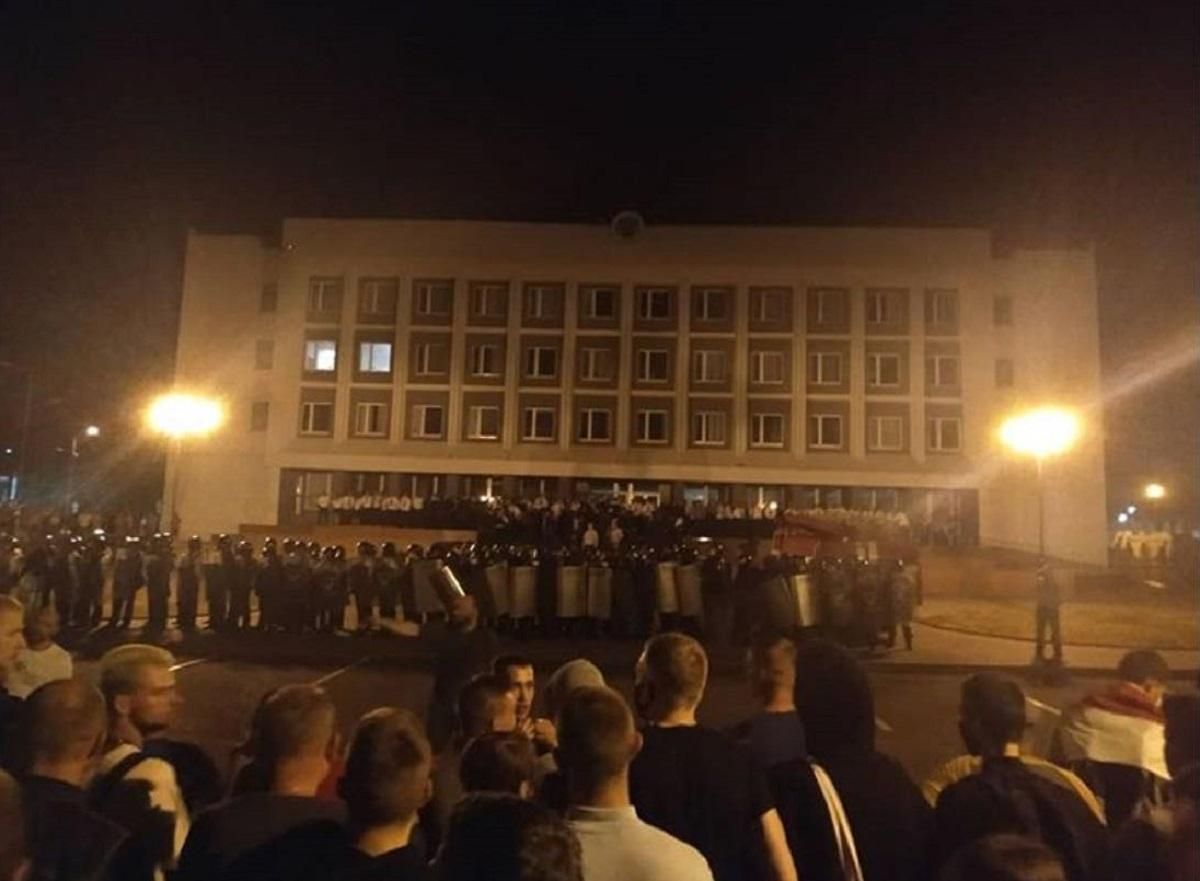 Під час протесту у білоруській Ліді демонстранти відбили в ОМОНівців свого: відео Під час протесту у білоруській Ліді демонстранти відбили в ОМОНівців свого: відео