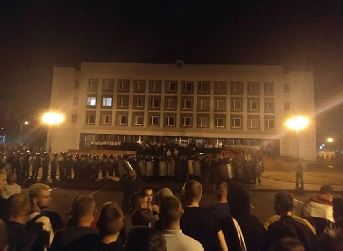 Під час протесту у білоруській Ліді демонстранти відбили в ОМОНівців свого: відео