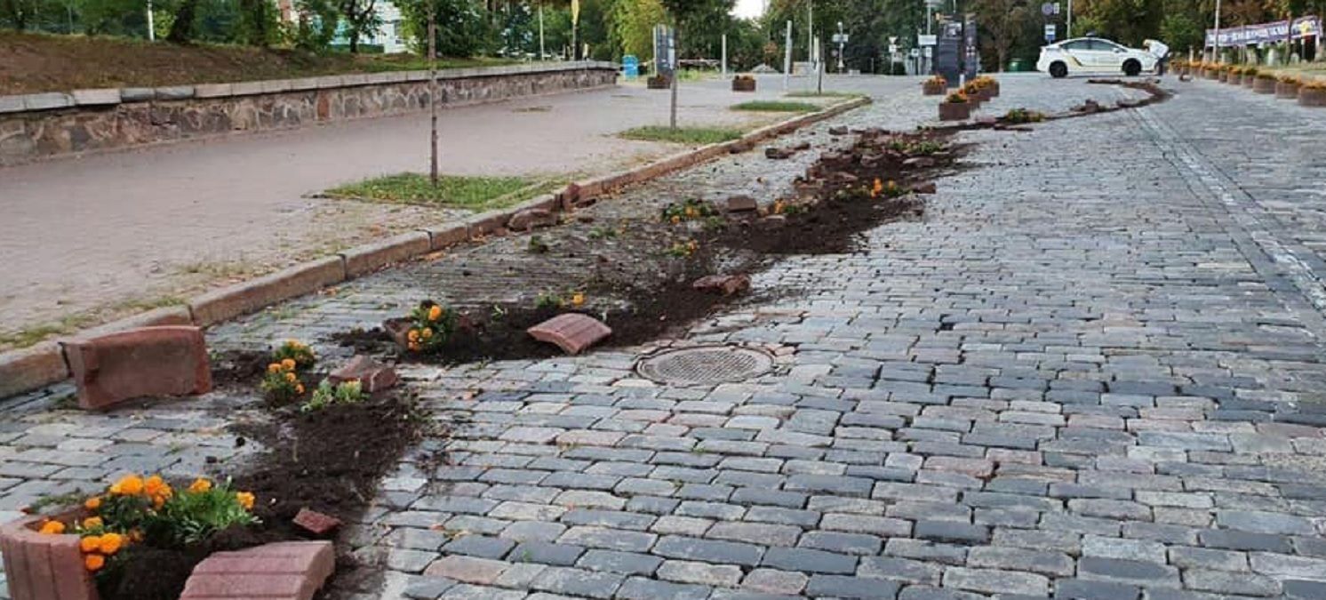 П'яний водій розніс клумби в Києві: фото, відео