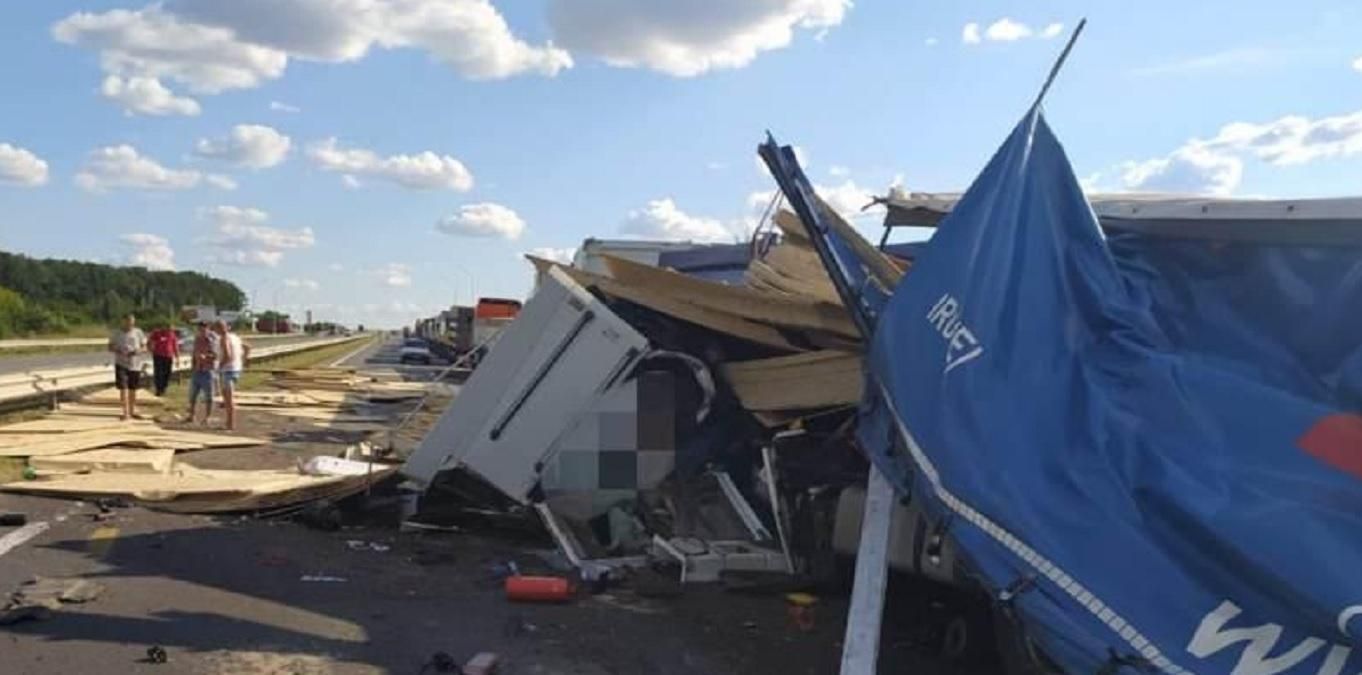 На трасі Київ – Одеса водій вантажівки в'їхав у фуру: є загиблі На трасі Київ – Одеса водій вантажівки в'їхав у фуру: є загиблі