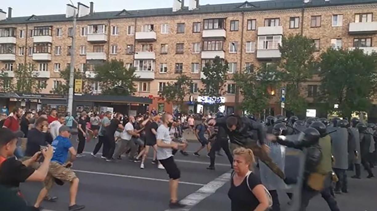 Бійка протестувальників з ОМОНом у Бресті 10 серпня 2020: відео