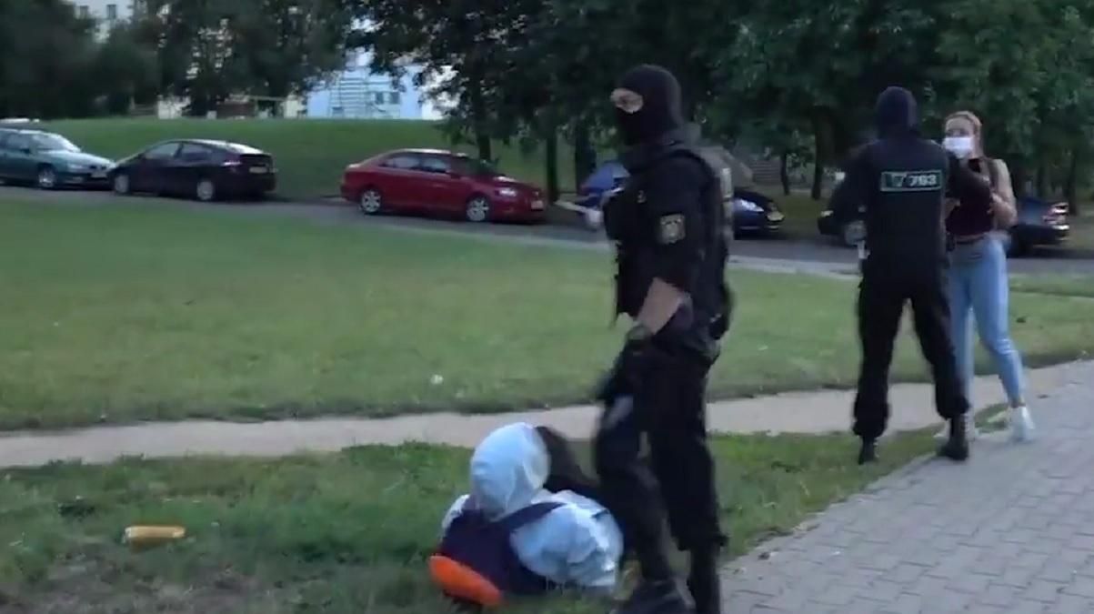 У Мінську силовики повалили на землю підлітка: у їхніх руках граната – відео