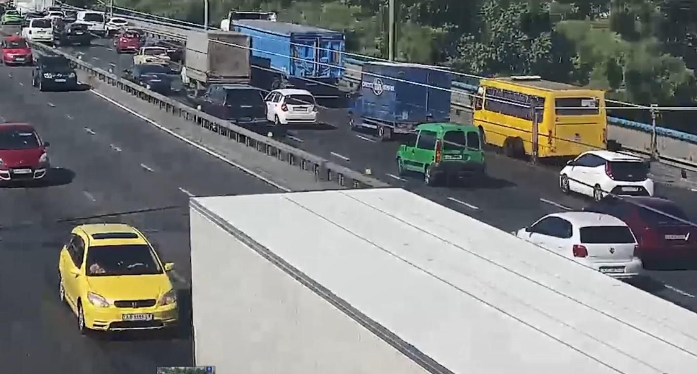 На мості у Києві у маршрутки відлетіло колесо і побило машини –  відео