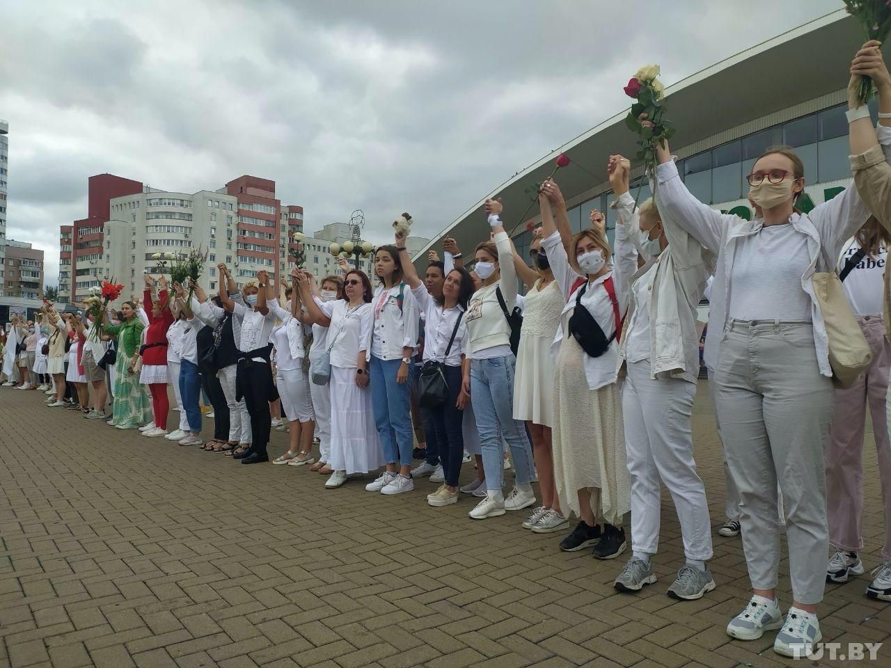 Сотні дівчат у Мінську вийшли на протест проти насилля: їх все ж попросили розійтися