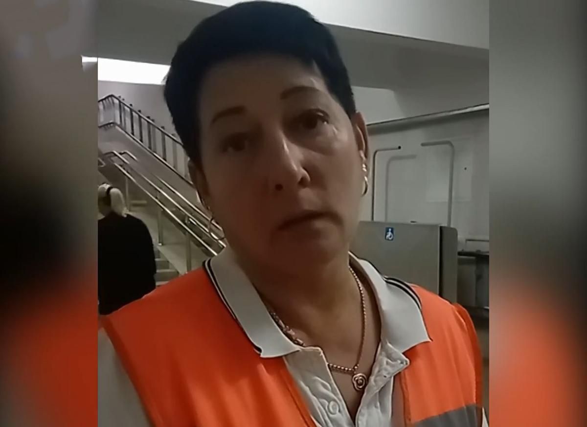 Протесты в Минске: уборщица отмывала кровь мужчины Протесты в Минске: уборщица отмывала кровь мужчины