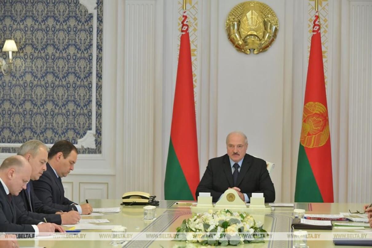 Лукашенко собрал у себя совещание: хочет защитить конституционный строй и экономику