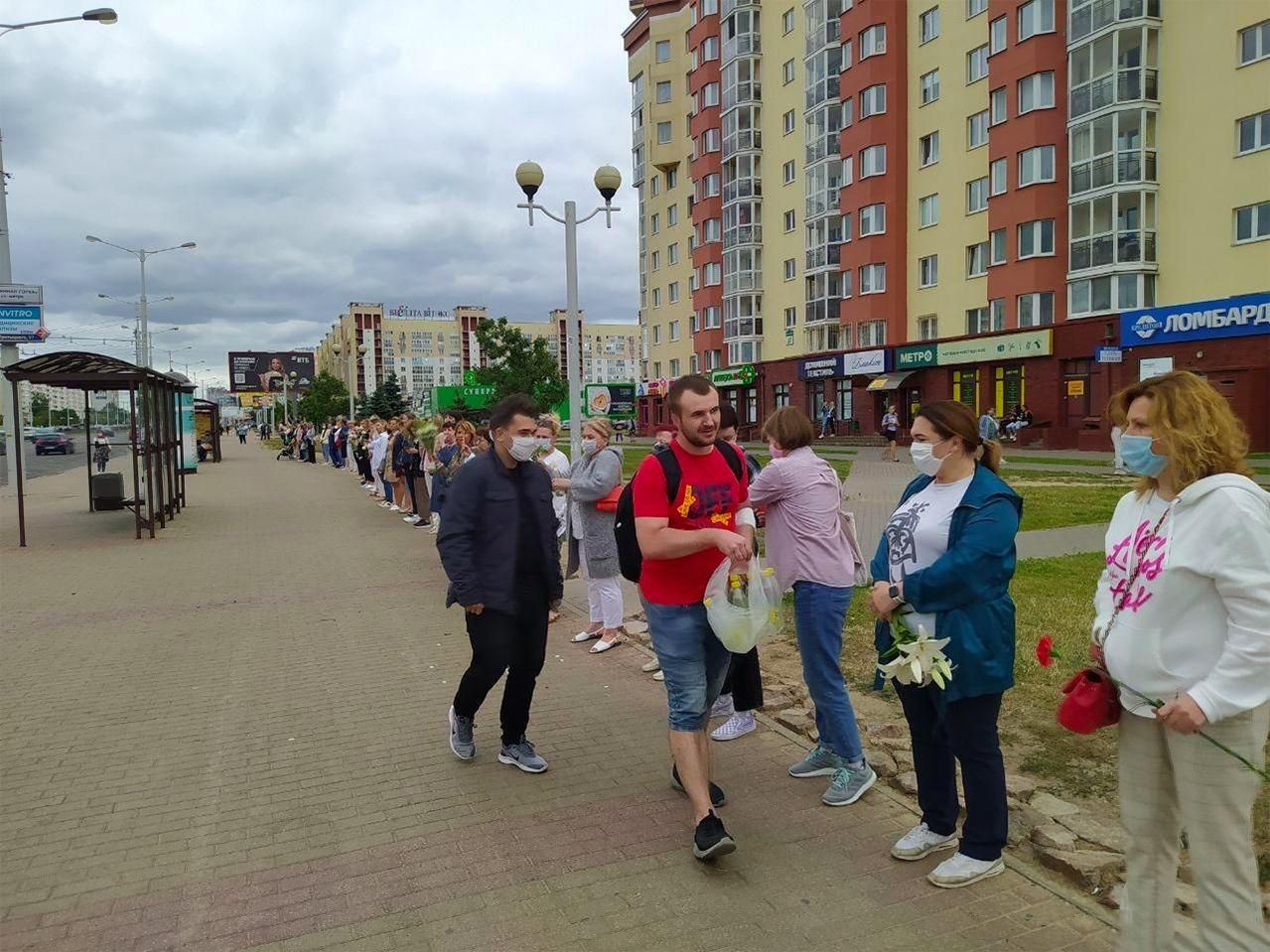 В разных уголках Беларуси люди создают цепи единства: впечатляющие фото