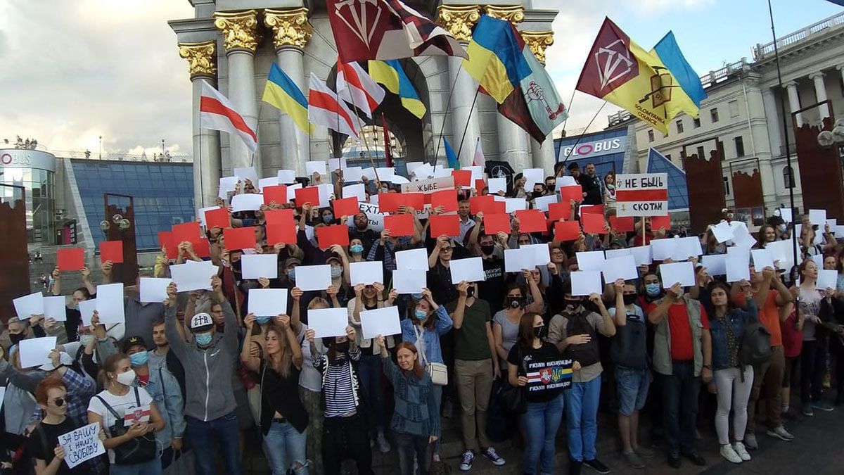 У Києві відбуваються мітинги проти результатів білоруських виборів: фото, відео У Києві відбуваються мітинги проти результатів білоруських виборів: фото, відео