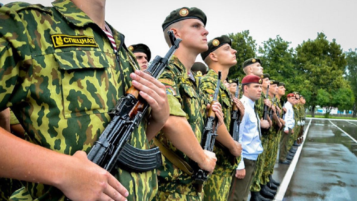 Білоруський спецназівець викинув форму через побиття протестувальників: відео