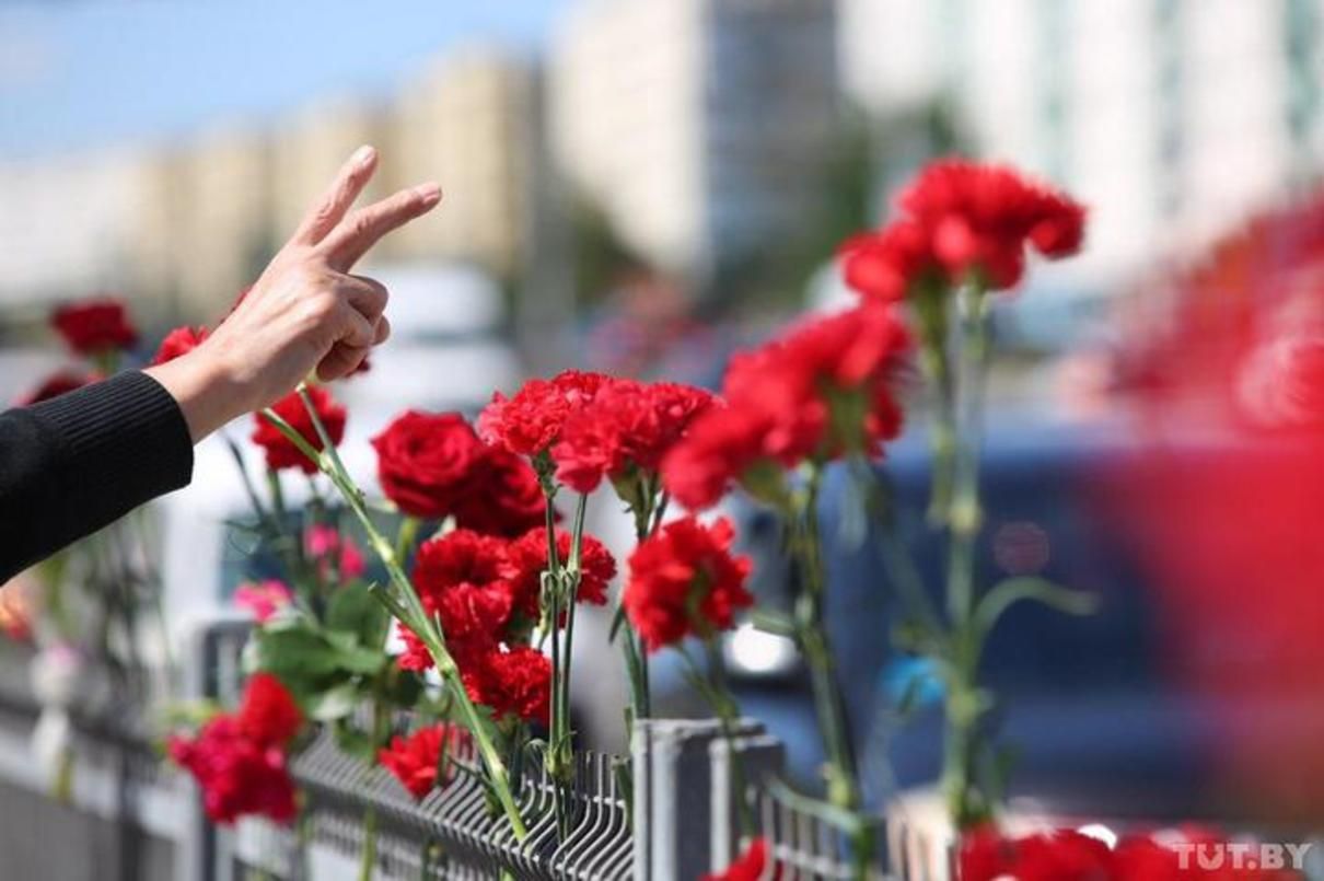 У Мінську затримали та побили чоловіка, що приніс квіти до місця загибелі демонстранта: фото 18+