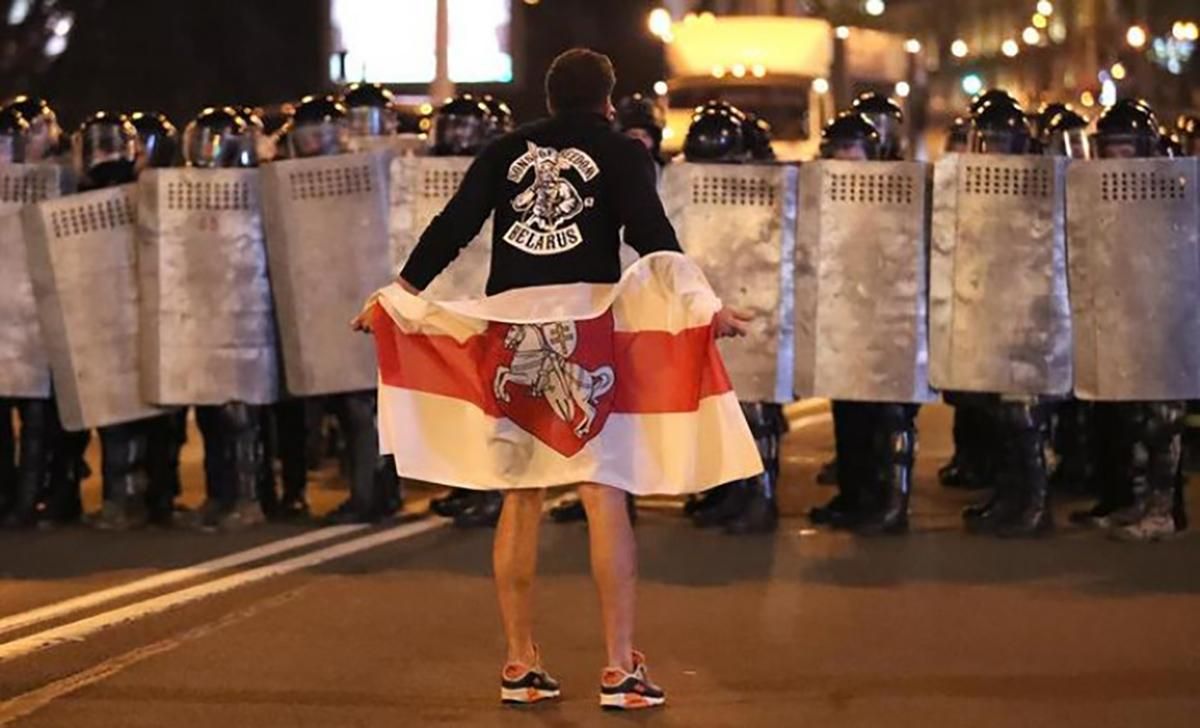 В Беларуси омоновцы избили мужчину, который стал на колени: жестокие кадры В Беларуси омоновцы избили мужчину, который стал на колени: жестокие кадры