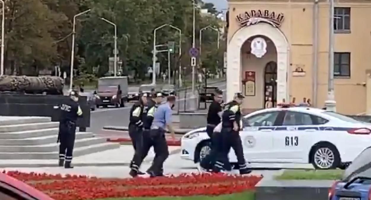 Затримання українців у Білорусі: у правозахисниці, де зупинилися волонтери, обшук Затримання українців у Білорусі: у правозахисниці, де зупинилися волонтери, обшук