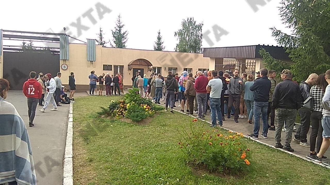 У Білорусі звільняють затриманих під час протестів – відео У Білорусі звільняють затриманих під час протестів – відео