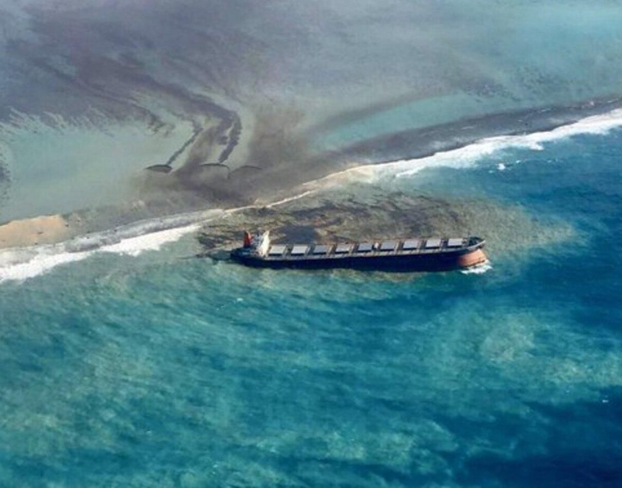 Японский танкер сел на мель в Индийском океане - фото
