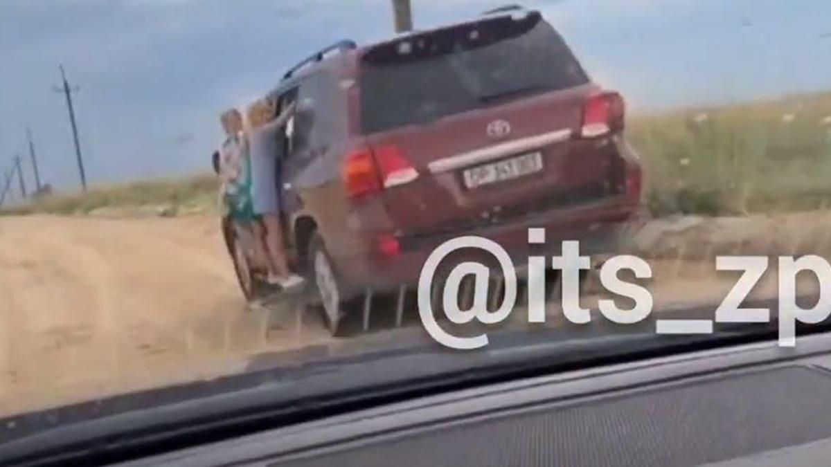 Діти їхали на підніжці авто: у Кирилівці водій влаштував небезпечні розваги – відео - 24 Канал Діти їхали на підніжці авто: у Кирилівці водій влаштував небезпечні розваги – відео - 24 Канал