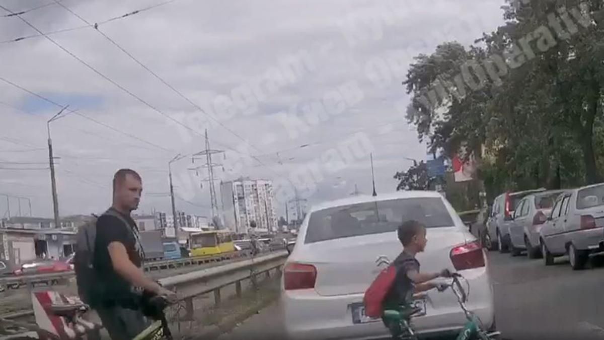 У Києві батько з сином перебігали дорогу: хлопчика збив мотоцикл 