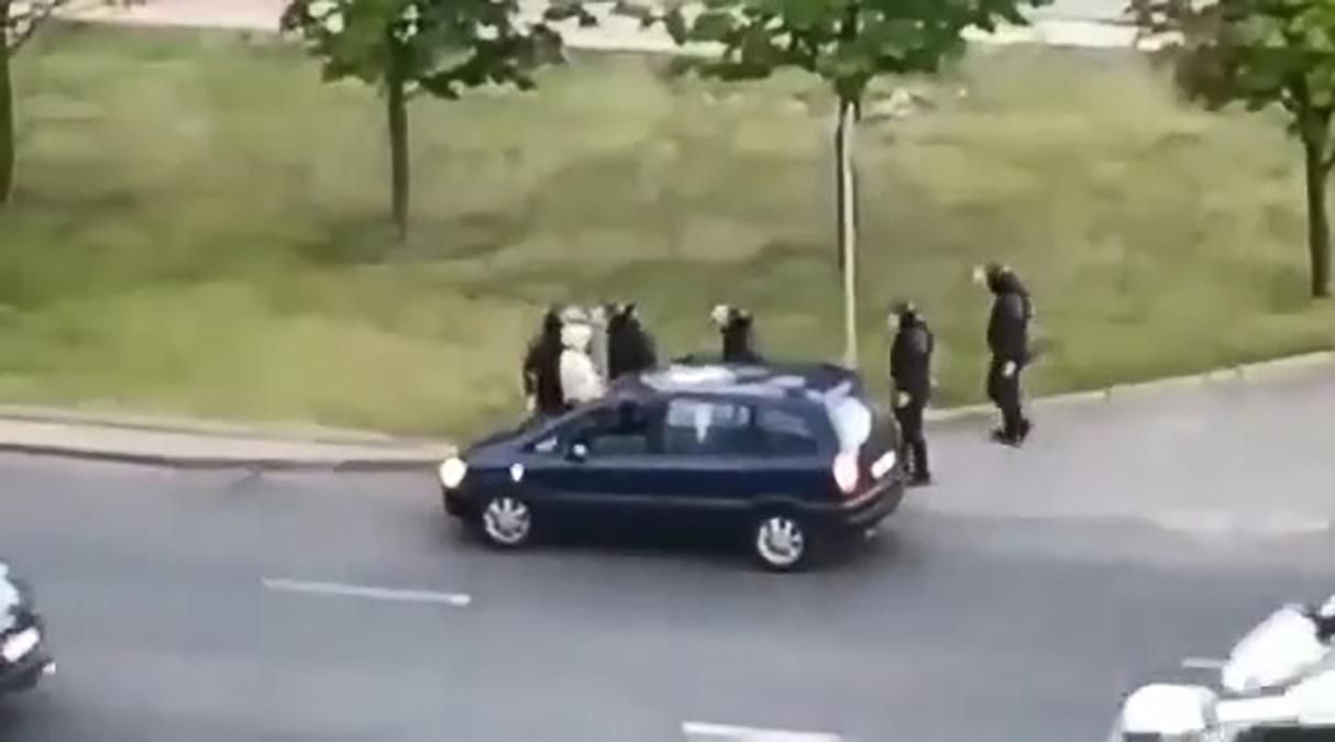 ОМОНівець розбив дідусеві скло в машині, потім його жорстко "скрутили" і кудись повезли: відео ОМОНівець розбив дідусеві скло в машині, потім його жорстко "скрутили" і кудись повезли: відео