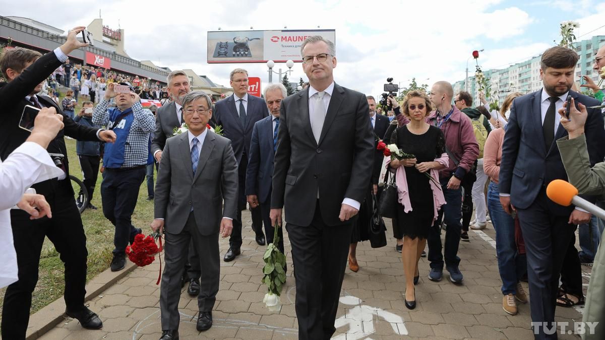 Дипломати ЄС і США поклали квіти до місця загибелі учасника протестів у Мінську: фото, відео