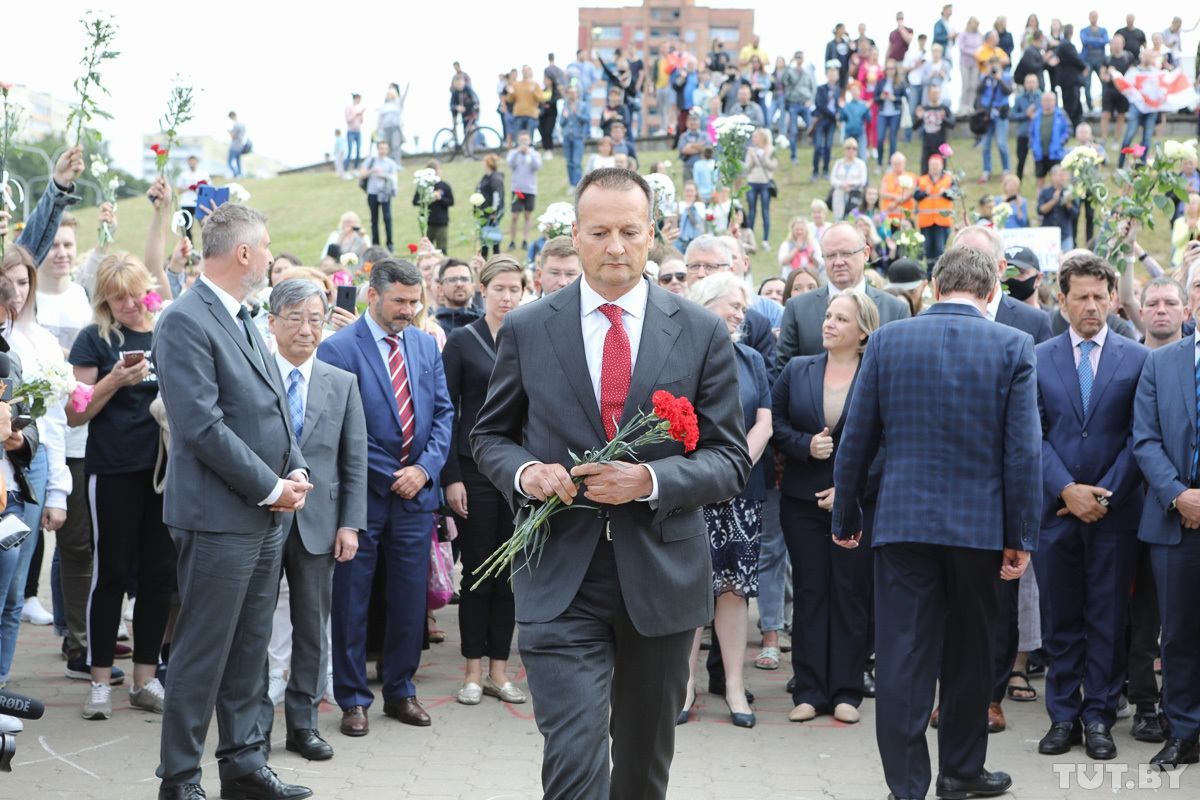 Дипломаты ЕС и США возложили цветы к месту гибели участника протестов в Минске: фото, видео Дипломаты ЕС и США возложили цветы к месту гибели участника протестов в Минске: фото, видео