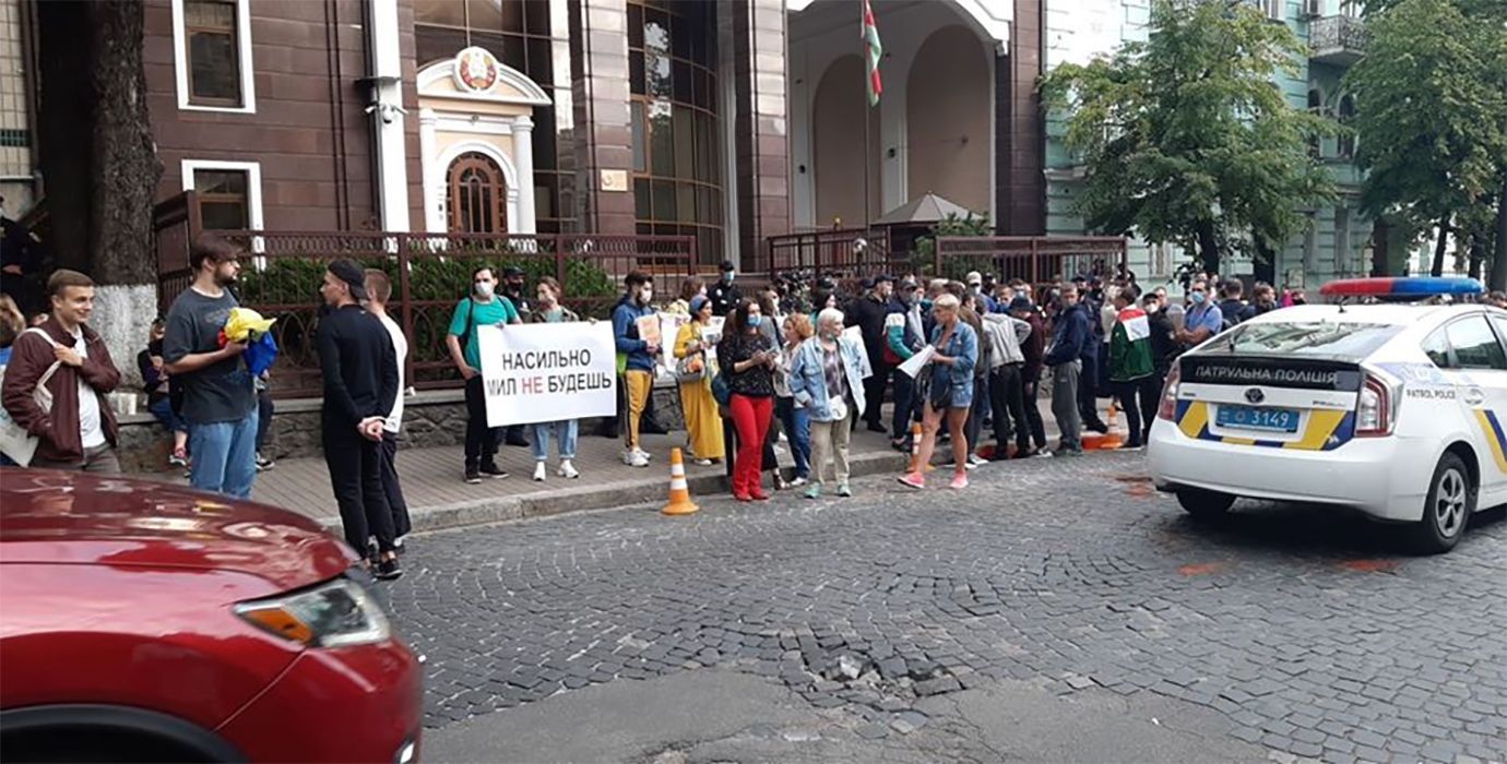 Акція під посольством Білорусі в Києві 13.08.2020: фото, відео Акція під посольством Білорусі в Києві 13.08.2020: фото, відео