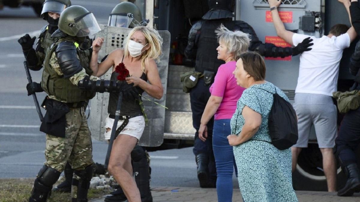 Погрожували вбити й зґвалтувати: дівчина з Білорусі розповіла, що відбувається після затримання