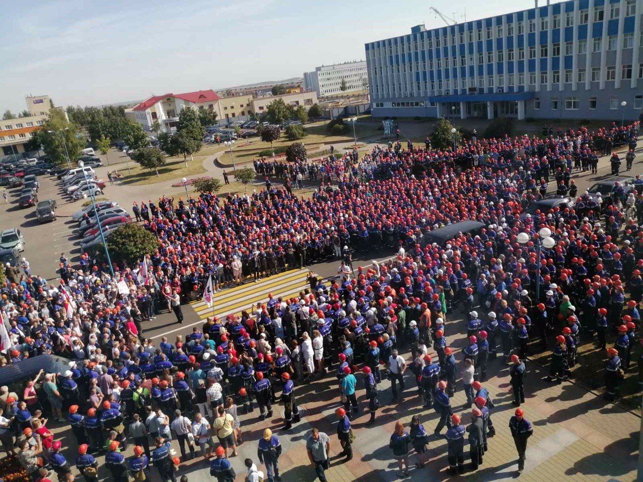 Лукашенко пригрозил забастовщикам упадком и говорит, что рабочих "раскачивают" Лукашенко пригрозил забастовщикам упадком и говорит, что рабочих "раскачивают"