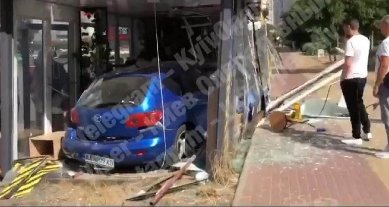 ДТП у Києві 14 серпня 2020: відео, як авто в’їхала у кав’ярню ДТП у Києві 14 серпня 2020: відео, як авто в’їхала у кав’ярню
