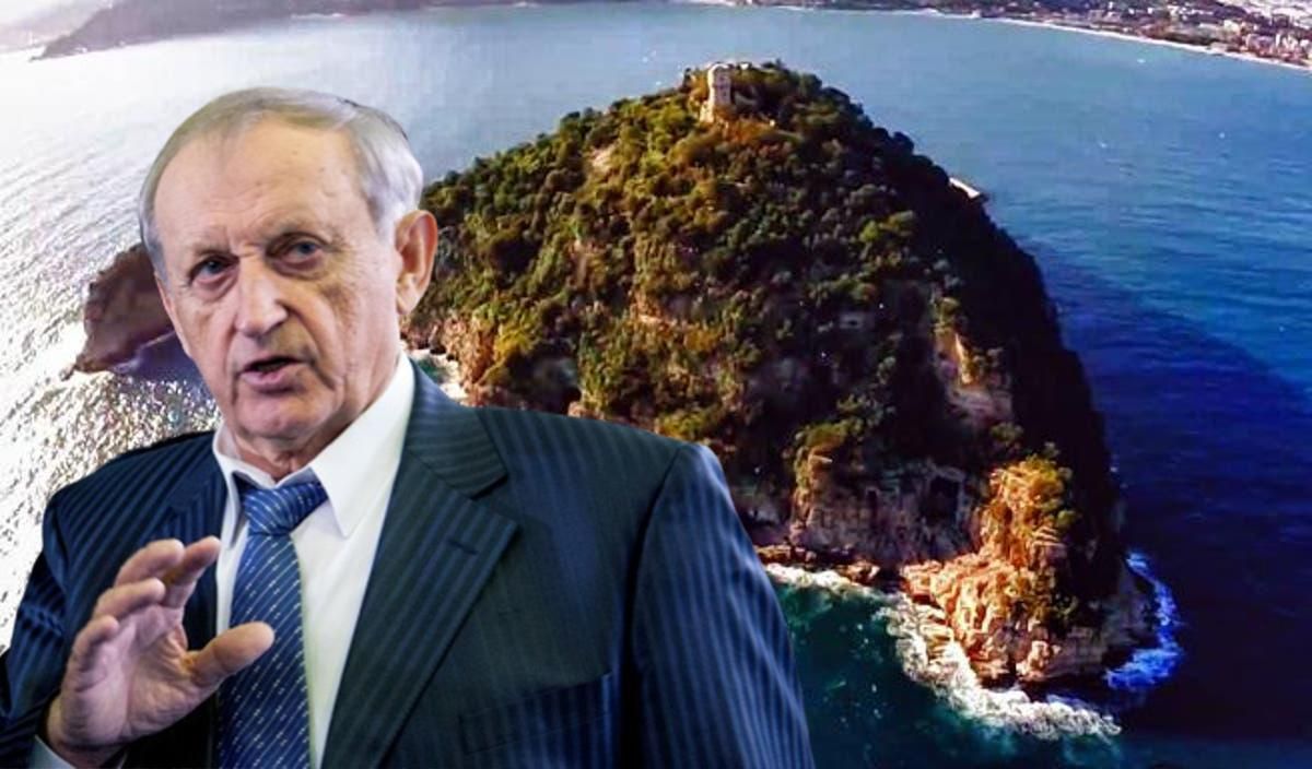 Сын екс регионала купил остров в Италии, пока его работники жили в потрепанном общежитии Сын екс регионала купил остров в Италии, пока его работники жили в потрепанном общежитии