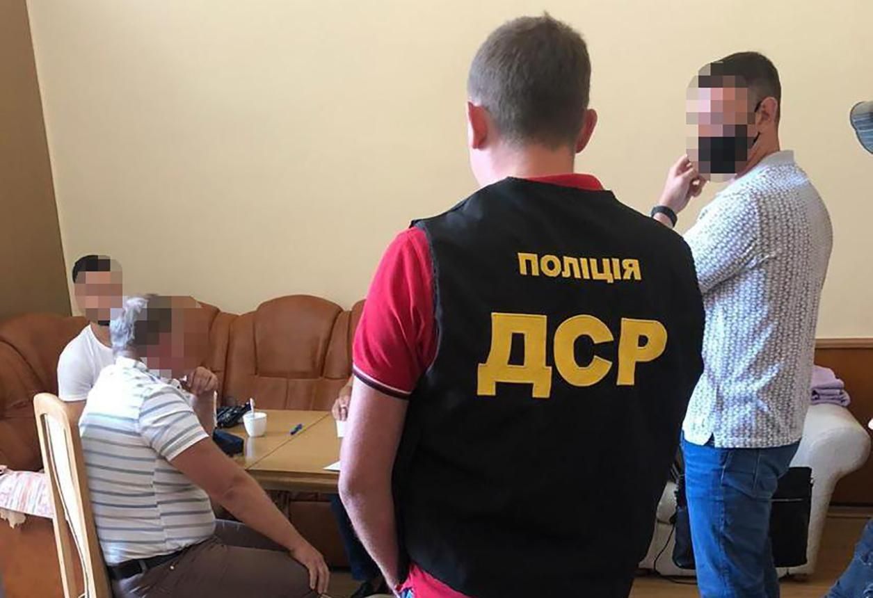 У Дніпрі ректора університету Костянтина Сухого затримали на хабарі У Дніпрі ректора університету Костянтина Сухого затримали на хабарі