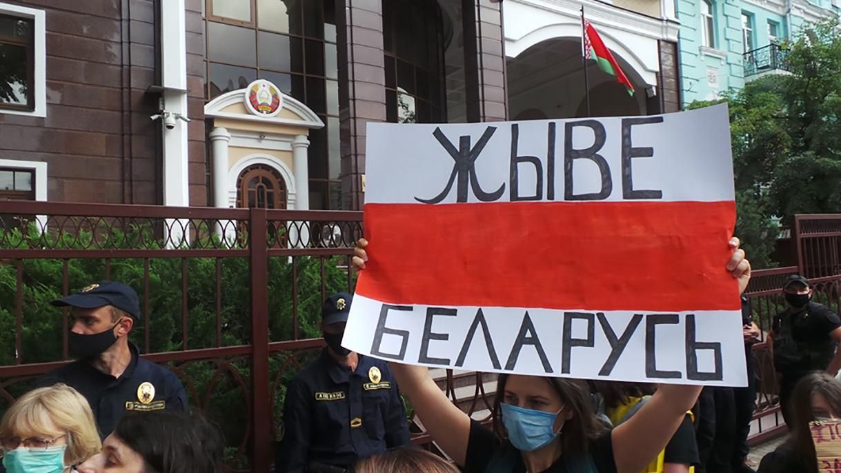 Українці зібралися біля посольства Білорусі в Києві на знак солідарності: яскраві фото