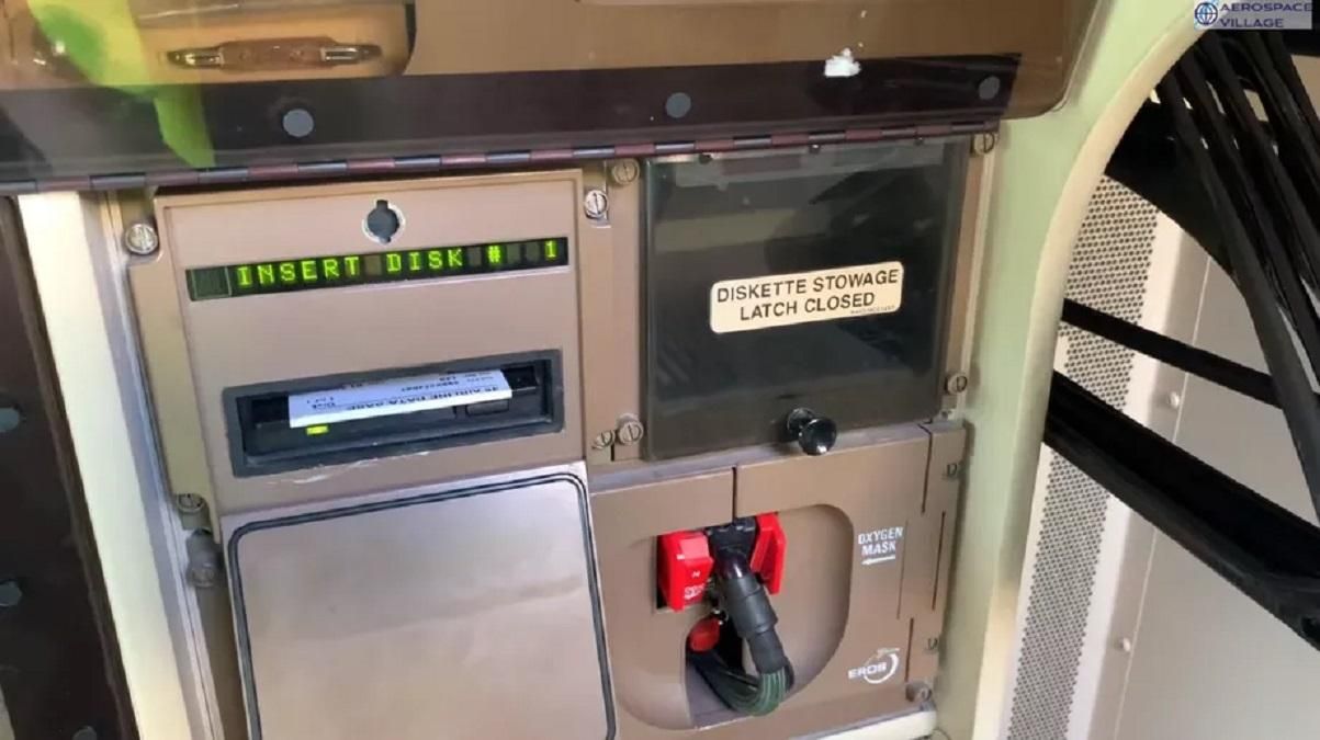 Обновления программного обеспечения самолетов Boeing 747 поставлялись на дискетах Обновления программного обеспечения самолетов Boeing 747 поставлялись на дискетах