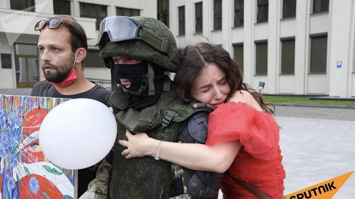 ОМОН под домом правительства Беларуси опустил щиты, протестующие обнимают бойцов – видео