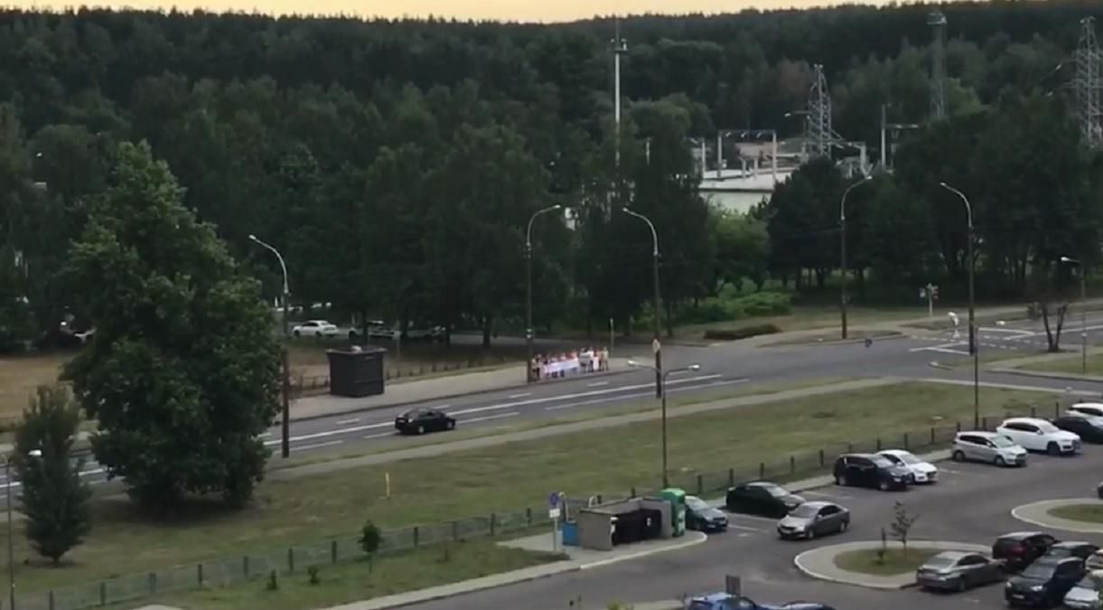 Білоруси протестують сьомий день: розпочали з ланцюга солідарності в Мінську – відео Білоруси протестують сьомий день: розпочали з ланцюга солідарності в Мінську – відео