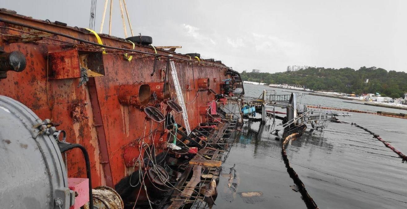 Нафта розливається, а люди купаються: ситуація на пляжах Одеси біля затонулого танкера Нафта розливається, а люди купаються: ситуація на пляжах Одеси біля затонулого танкера