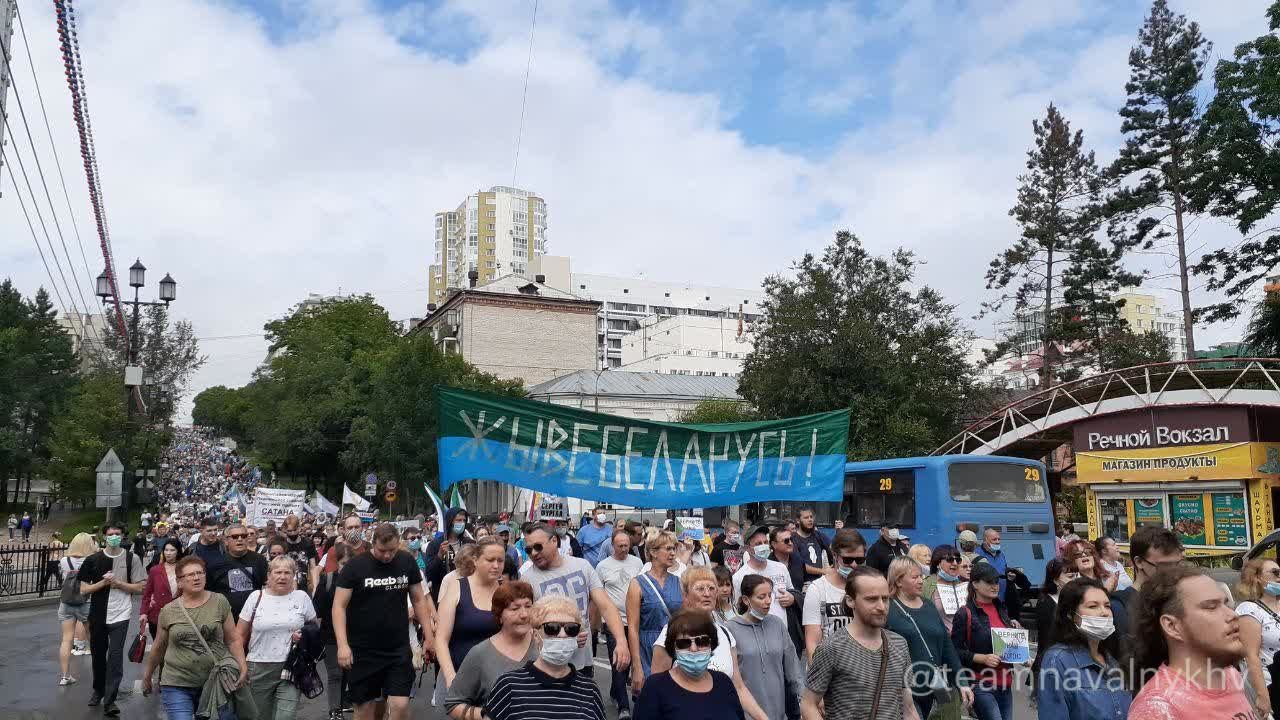 В Хабаровске на митинге люди скандируют Жывет Беларусь