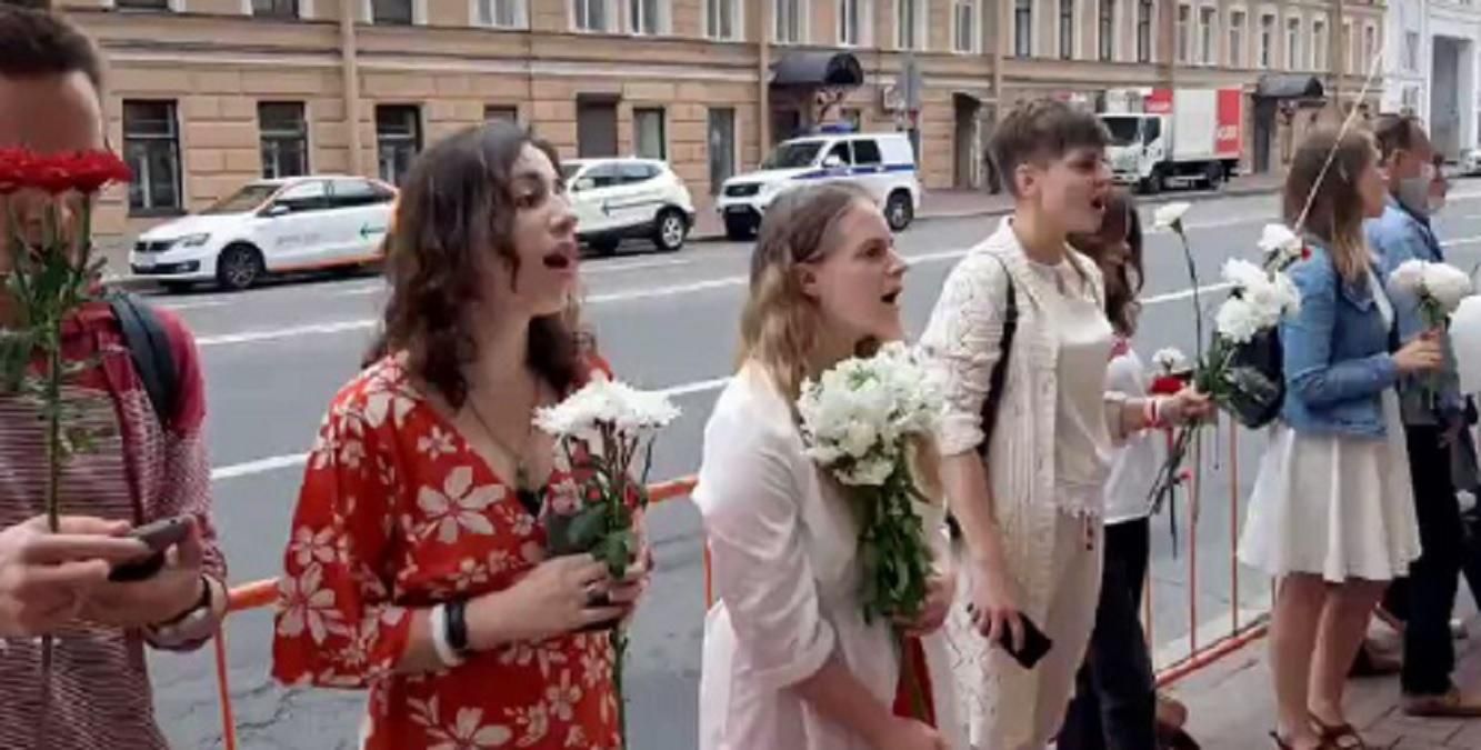 Мирні протести під білоруськими посольствами у РФ: відео Мирні протести під білоруськими посольствами у РФ: відео