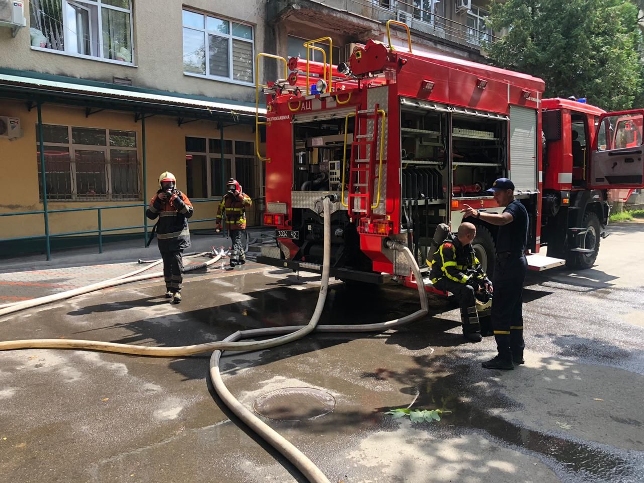 У районній лікарні на Закарпатті спалахнула пожежа: рятувальники евакуювали 200 людей У районній лікарні на Закарпатті спалахнула пожежа: рятувальники евакуювали 200 людей