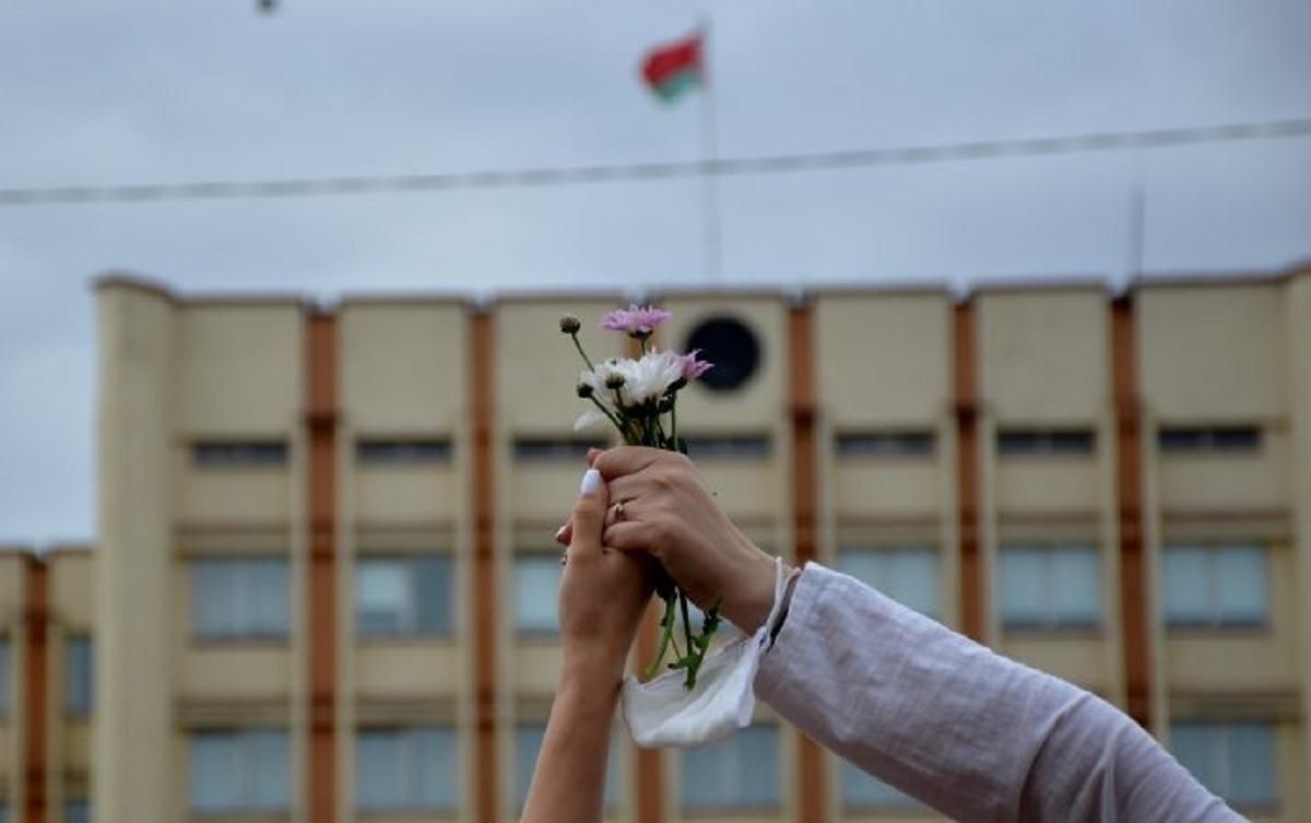 Дарили цветы на акции солидарности: в Беларуси арестовали двух мужчин Дарили цветы на акции солидарности: в Беларуси арестовали двух мужчин