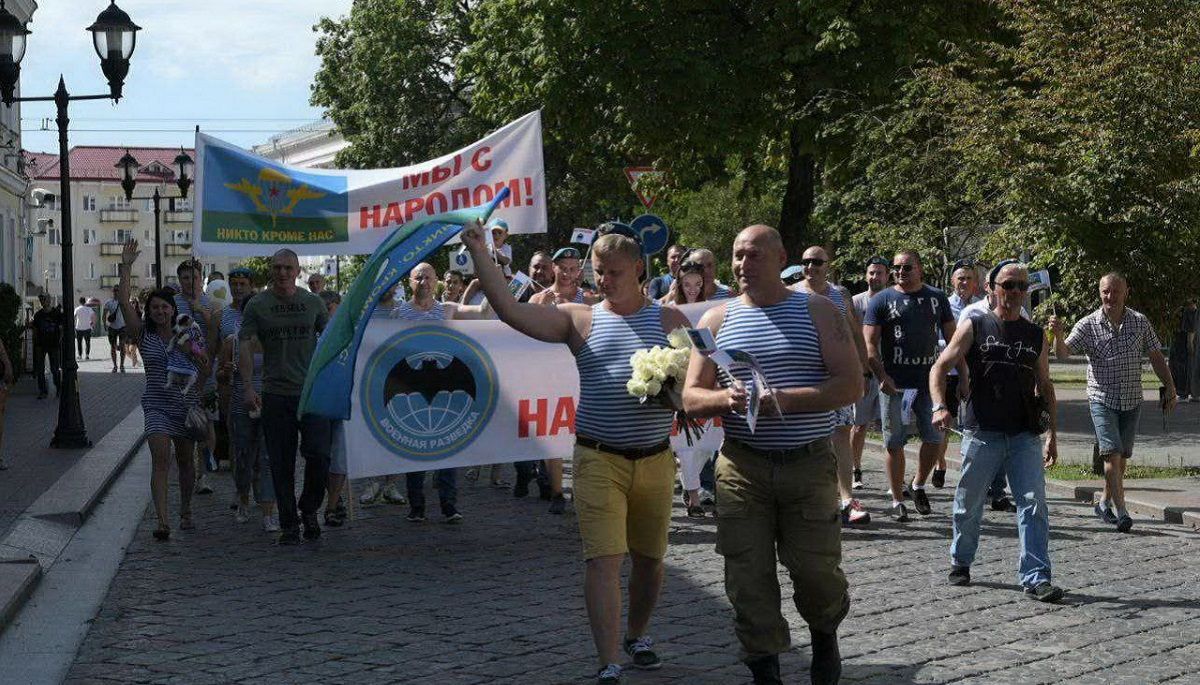 "Мы с народом": в Гродно десантники вышли на поддержку протестов "Мы с народом": в Гродно десантники вышли на поддержку протестов