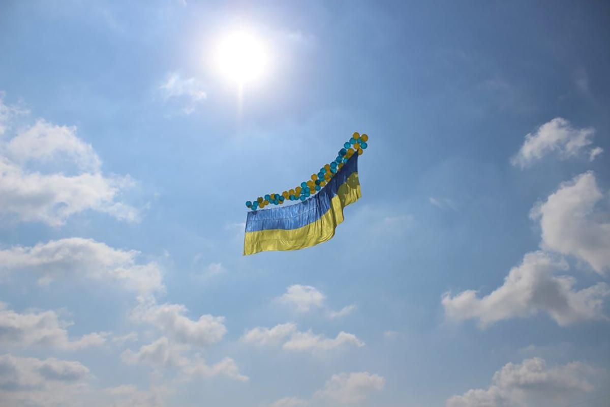 Над аннексированным Крымом взвился огромный украинский флаг