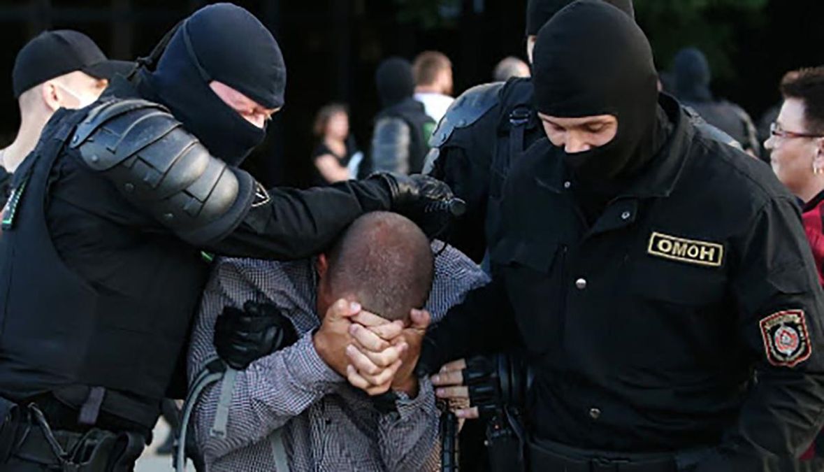 Протесты в Беларуси: силовики жестоко избили подростка Протесты в Беларуси: силовики жестоко избили подростка