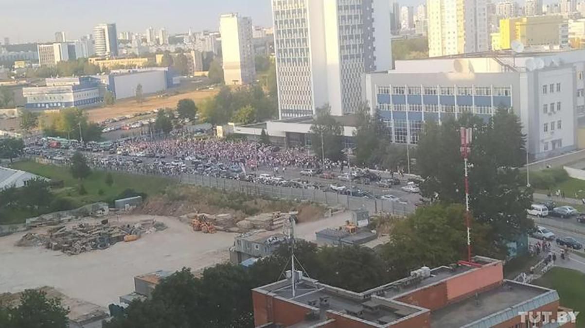 Митинг у Белтелерадиокомпании в Минске: приехали чиновники и ОМОН – фото, видео